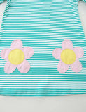 Gestreiftes Kleid mit Blumenapplikation