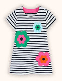 Süßes Kleid mit Blumenapplikationen