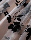 Mit Blumen besticktes Tüllkleid mit Fliegenärmeln