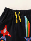 Pantaloncini colorati con applicazioni di aeroplano dei cartoni animati